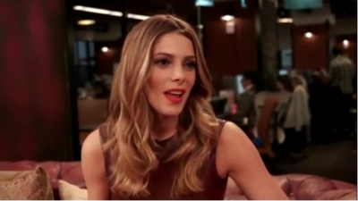 Ashley-Greene-dot_nl-6april2016HuffPostLive0126.jpg