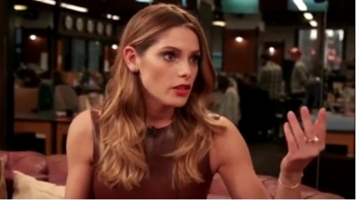 Ashley-Greene-dot_nl-6april2016HuffPostLive0221.jpg