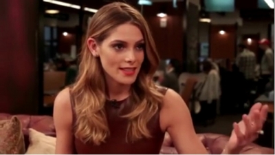 Ashley-Greene-dot_nl-6april2016HuffPostLive0231.jpg