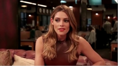 Ashley-Greene-dot_nl-6april2016HuffPostLive0237.jpg