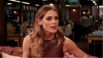 Ashley-Greene-dot_nl-6april2016HuffPostLive0498.jpg