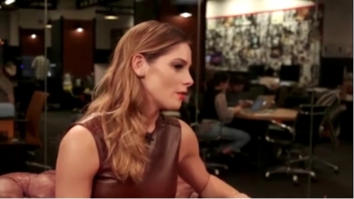 Ashley-Greene-dot_nl-6april2016HuffPostLive0552.jpg