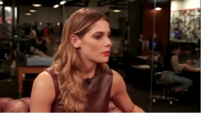 Ashley-Greene-dot_nl-6april2016HuffPostLive0556.jpg