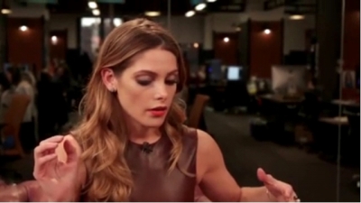 Ashley-Greene-dot_nl-6april2016HuffPostLive0654.jpg