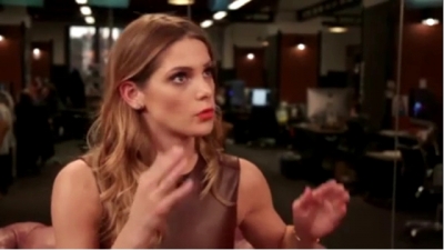 Ashley-Greene-dot_nl-6april2016HuffPostLive0657.jpg