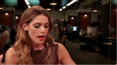 Ashley-Greene-dot_nl-6april2016HuffPostLive0664.jpg