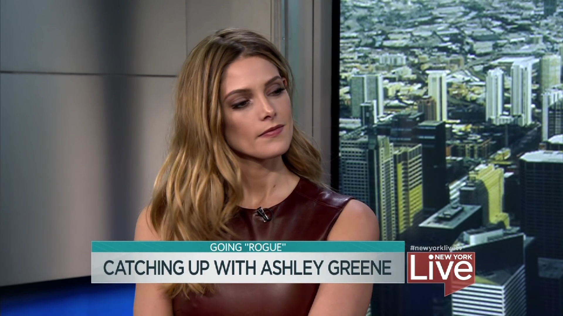 Ashley-Greene-dot_nl-6april2016HuffPostLive0037.jpg
