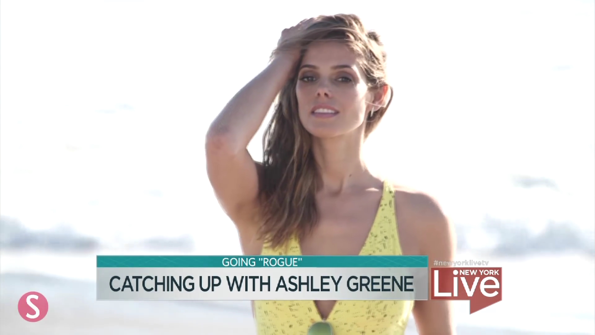 Ashley-Greene-dot_nl-6april2016HuffPostLive0189.jpg
