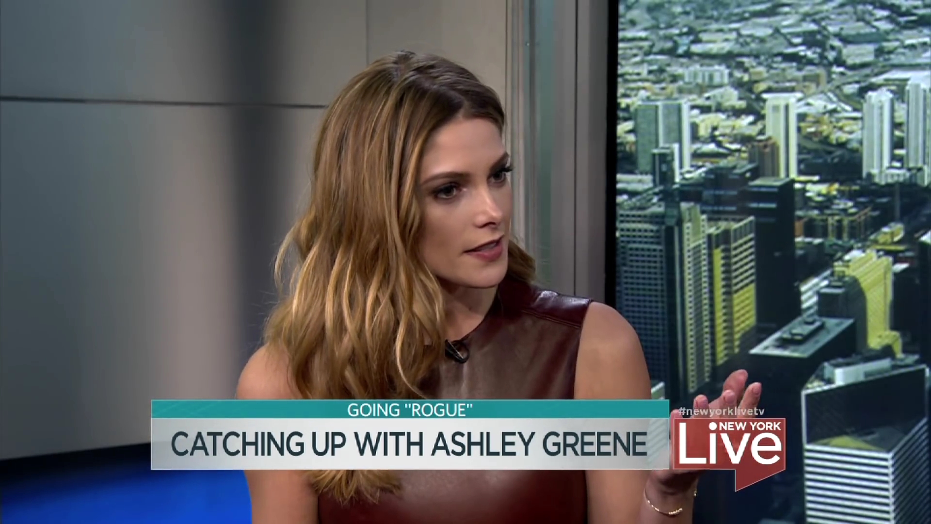 Ashley-Greene-dot_nl-6april2016HuffPostLive0195.jpg