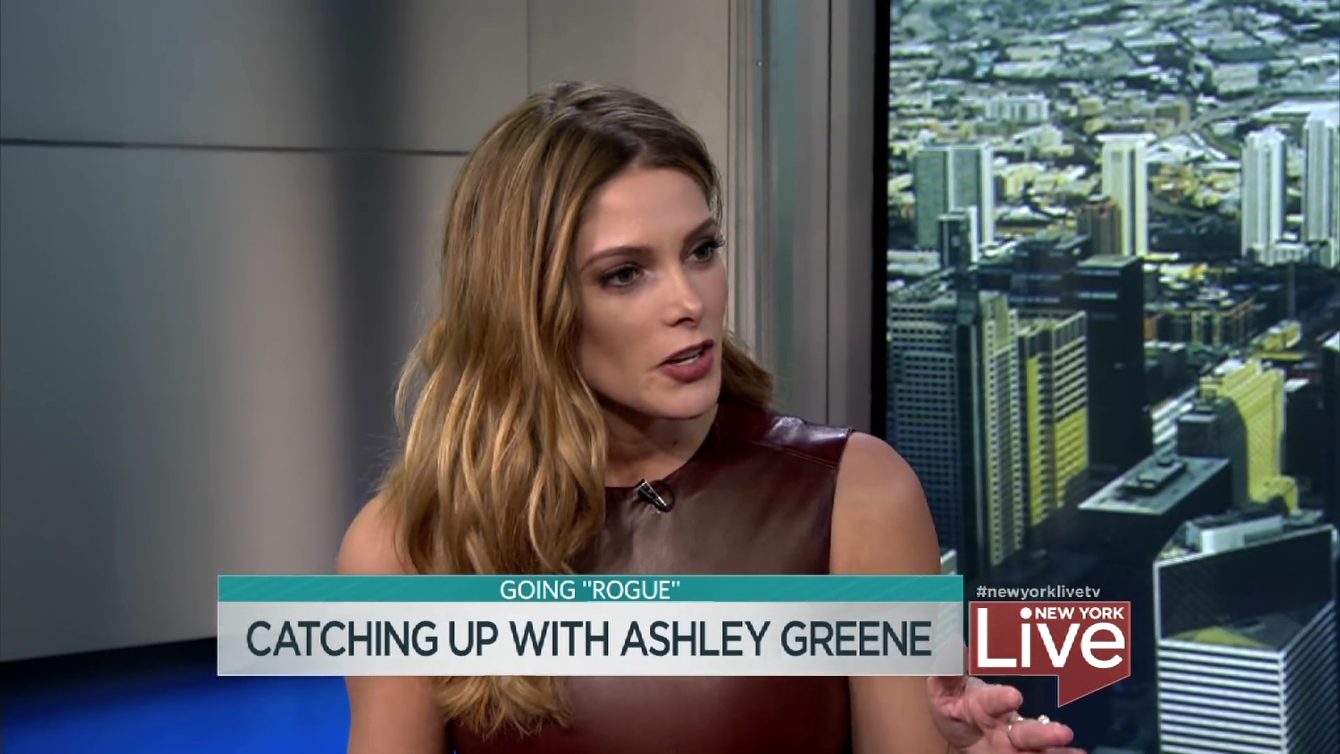 Ashley-Greene-dot_nl-6april2016HuffPostLive0198.jpg