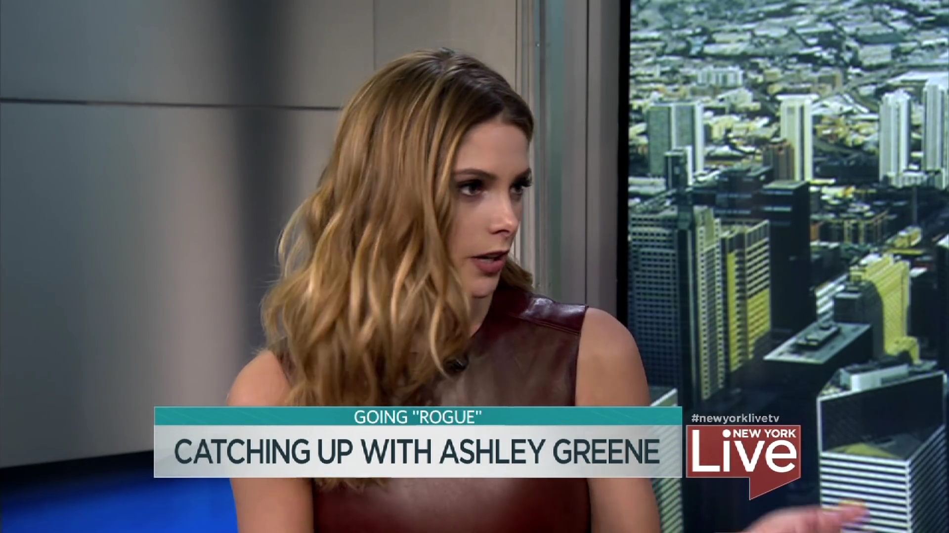 Ashley-Greene-dot_nl-6april2016HuffPostLive0203.jpg