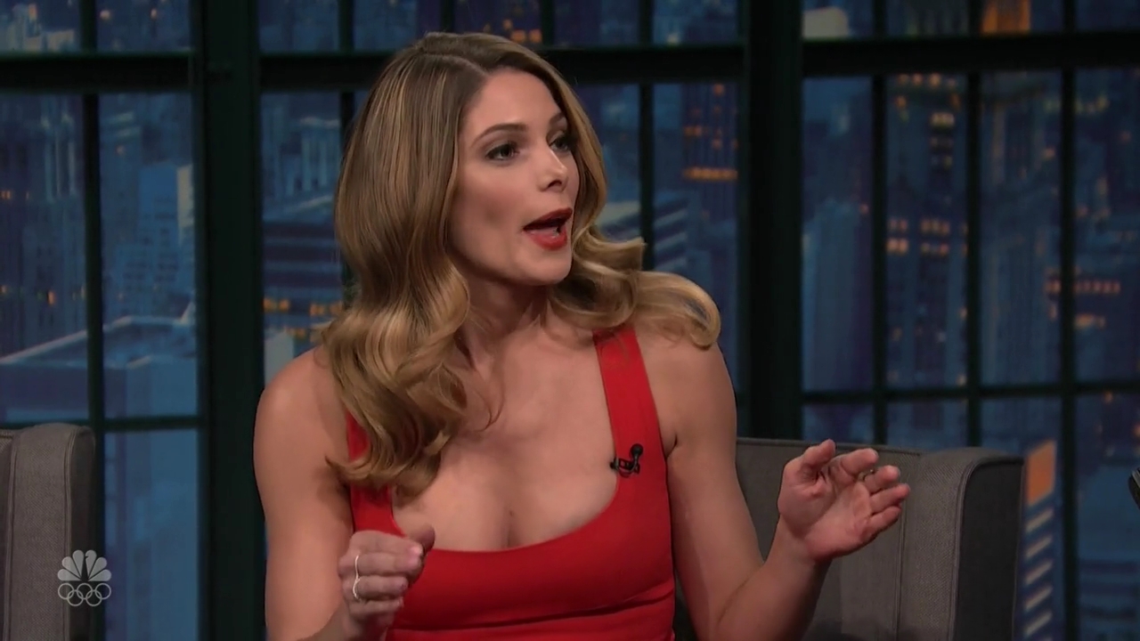 Ashley-Greene-dot_nl-6april2016LateNightwithSethMeyers0070.jpg