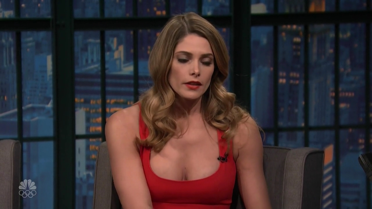 Ashley-Greene-dot_nl-6april2016LateNightwithSethMeyers0113.jpg
