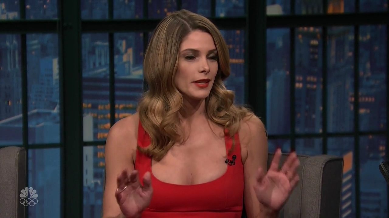 Ashley-Greene-dot_nl-6april2016LateNightwithSethMeyers0116.jpg