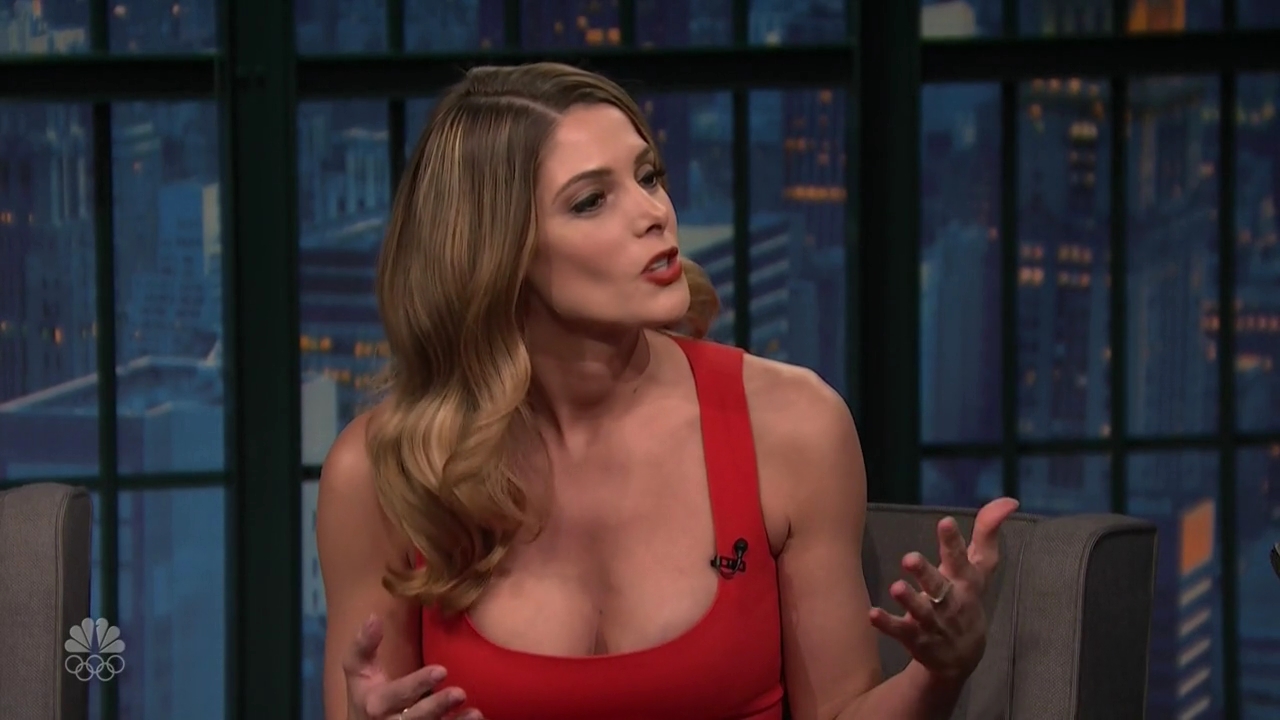 Ashley-Greene-dot_nl-6april2016LateNightwithSethMeyers0203.jpg