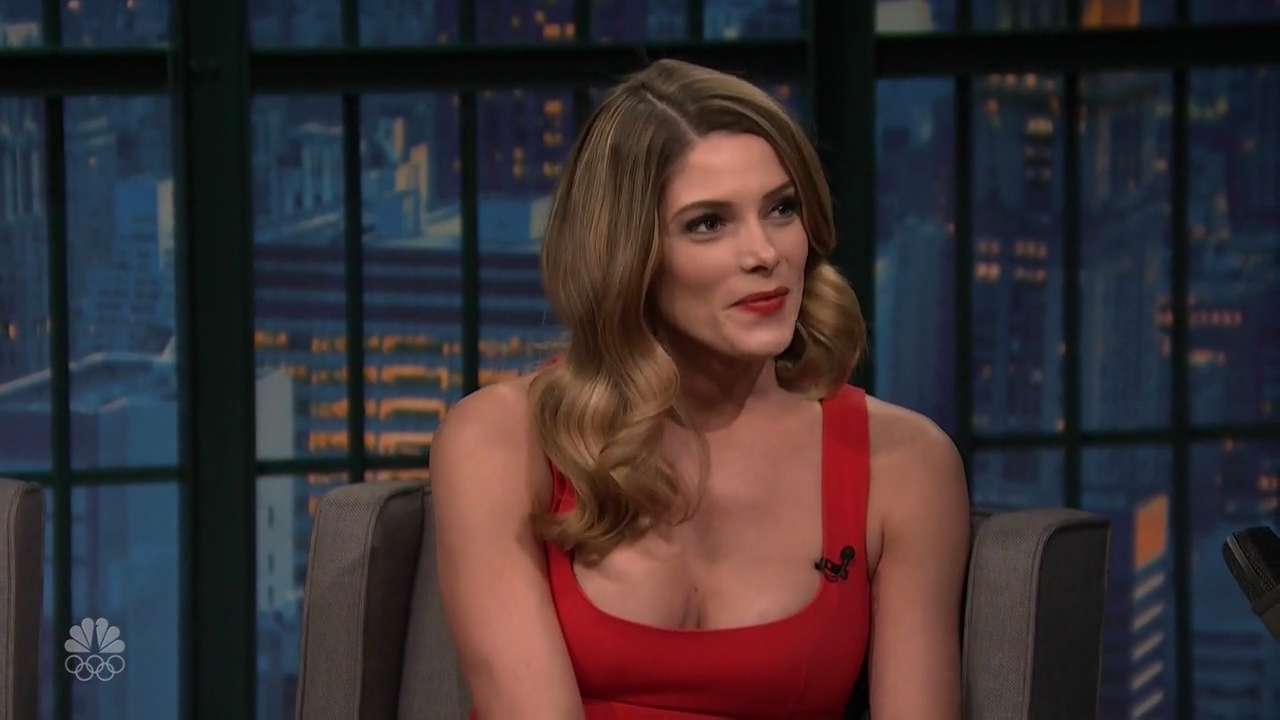 Ashley-Greene-dot_nl-6april2016LateNightwithSethMeyers0217.jpg