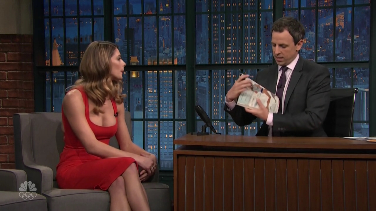 Ashley-Greene-dot_nl-6april2016LateNightwithSethMeyers0314.jpg