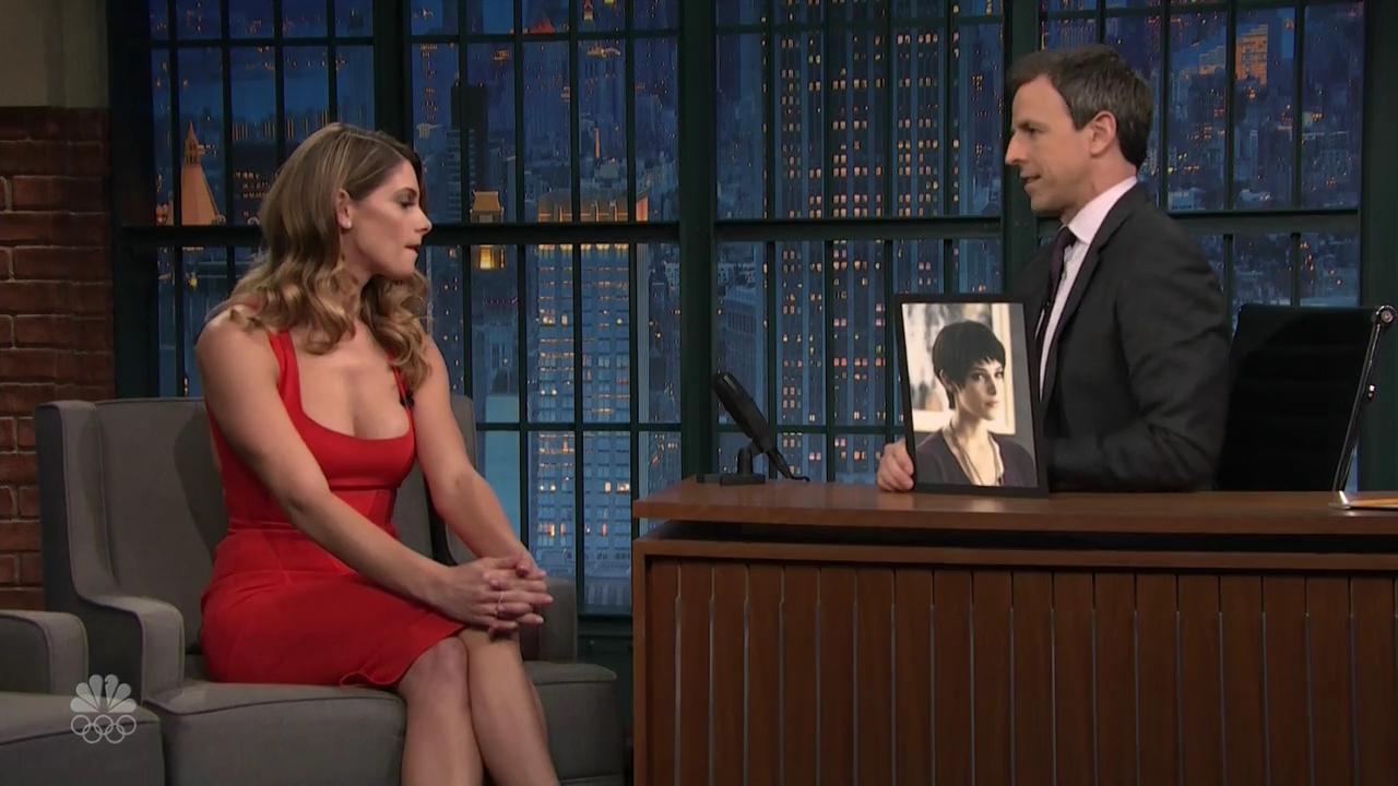 Ashley-Greene-dot_nl-6april2016LateNightwithSethMeyers0508.jpg