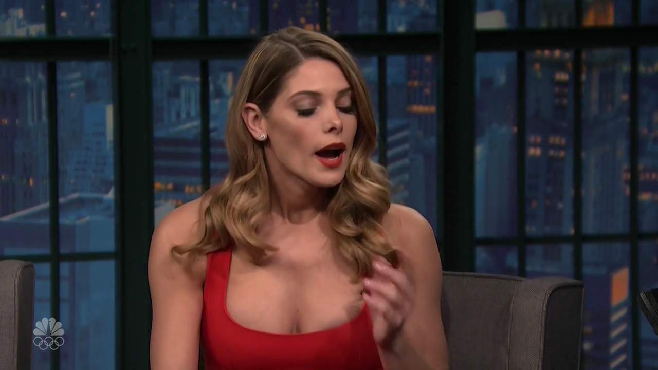 Ashley-Greene-dot_nl-6april2016LateNightwithSethMeyers0515.jpg