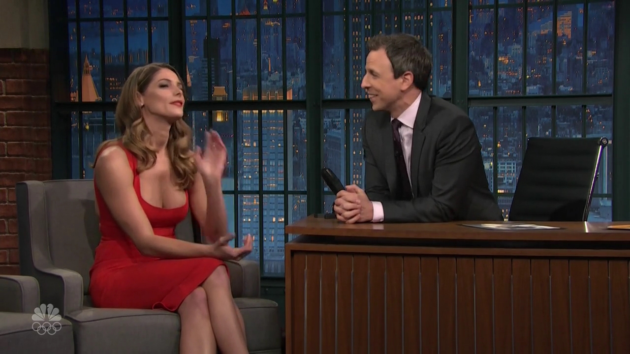Ashley-Greene-dot_nl-6april2016LateNightwithSethMeyers0615.jpg