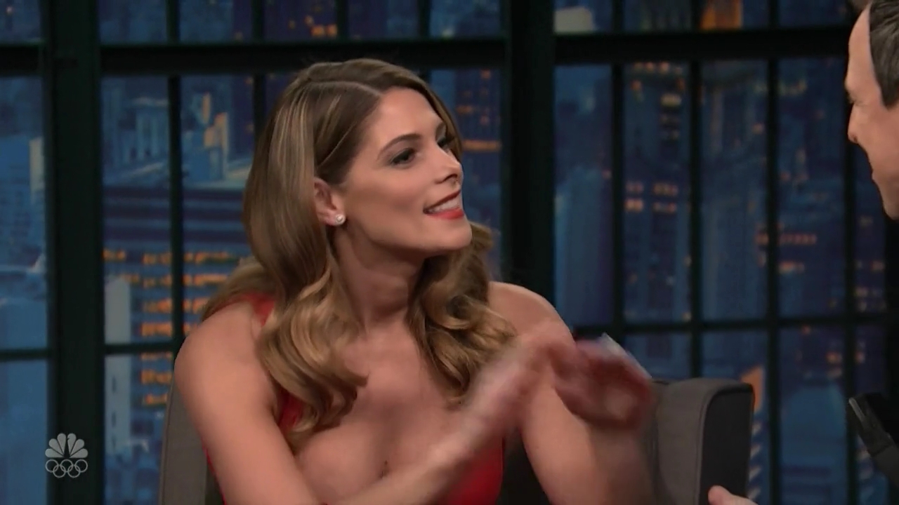 Ashley-Greene-dot_nl-6april2016LateNightwithSethMeyers0618.jpg