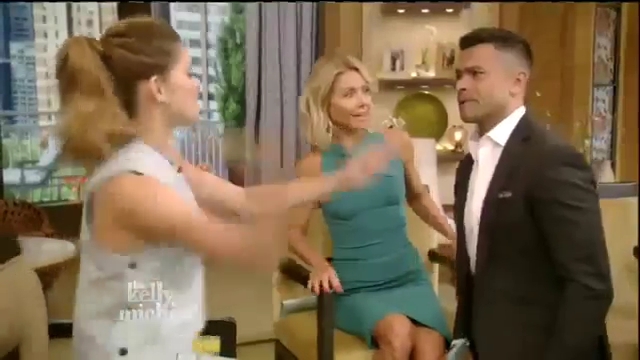 Ashley-Greene-dot_nl-7april2016LiveWithKellyAndMichael0306.jpg