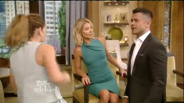 Ashley-Greene-dot_nl-7april2016LiveWithKellyAndMichael0311.jpg