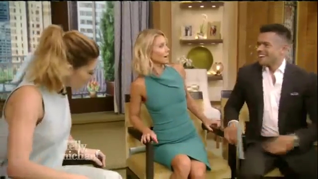 Ashley-Greene-dot_nl-7april2016LiveWithKellyAndMichael0313.jpg