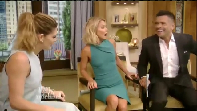 Ashley-Greene-dot_nl-7april2016LiveWithKellyAndMichael0314.jpg