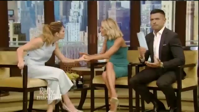 Ashley-Greene-dot_nl-7april2016LiveWithKellyAndMichael0359.jpg