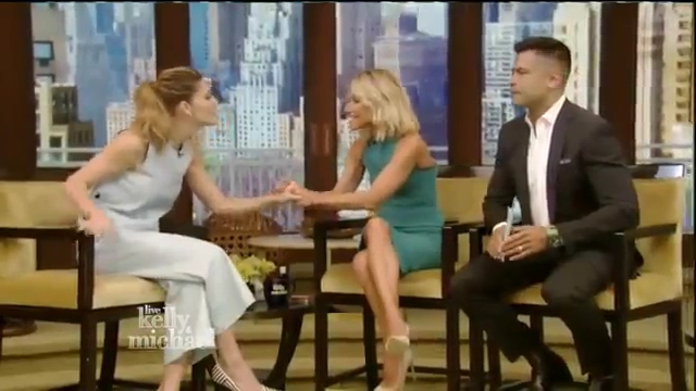 Ashley-Greene-dot_nl-7april2016LiveWithKellyAndMichael0360.jpg