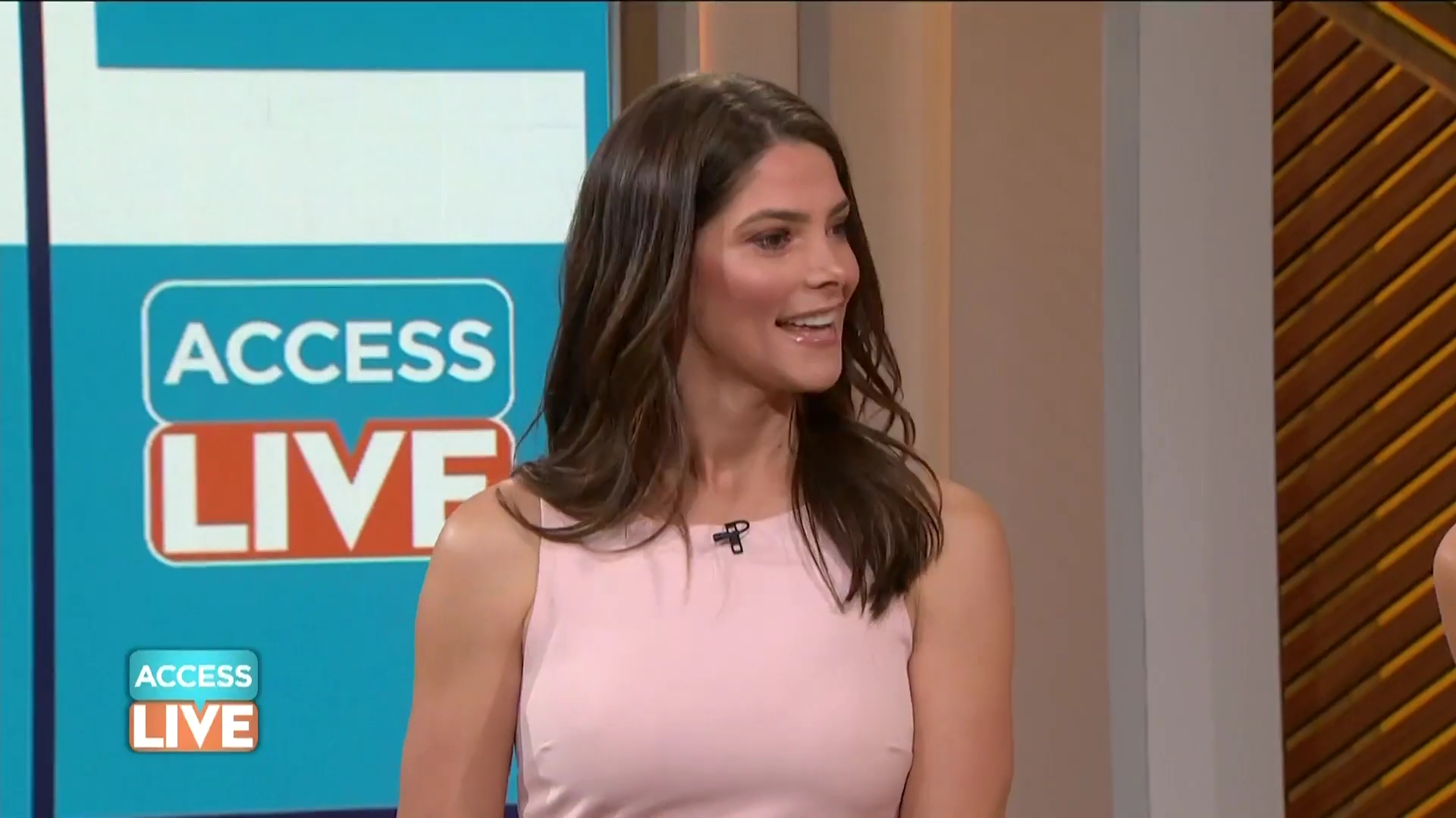 Ashley-Greene-dot-nl_2019AccesHollywood0019.jpg
