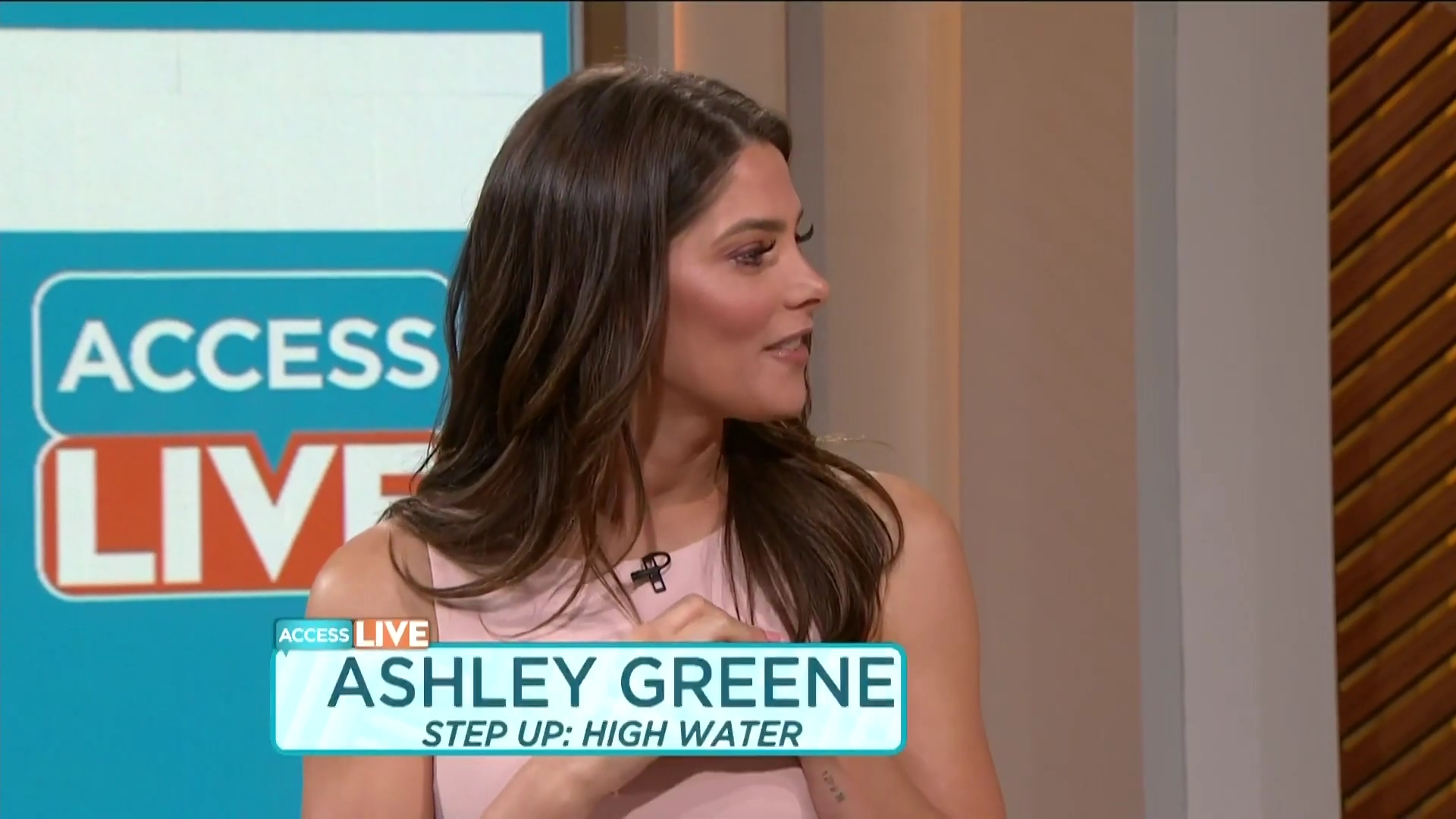 Ashley-Greene-dot-nl_2019AccesHollywood0037.jpg