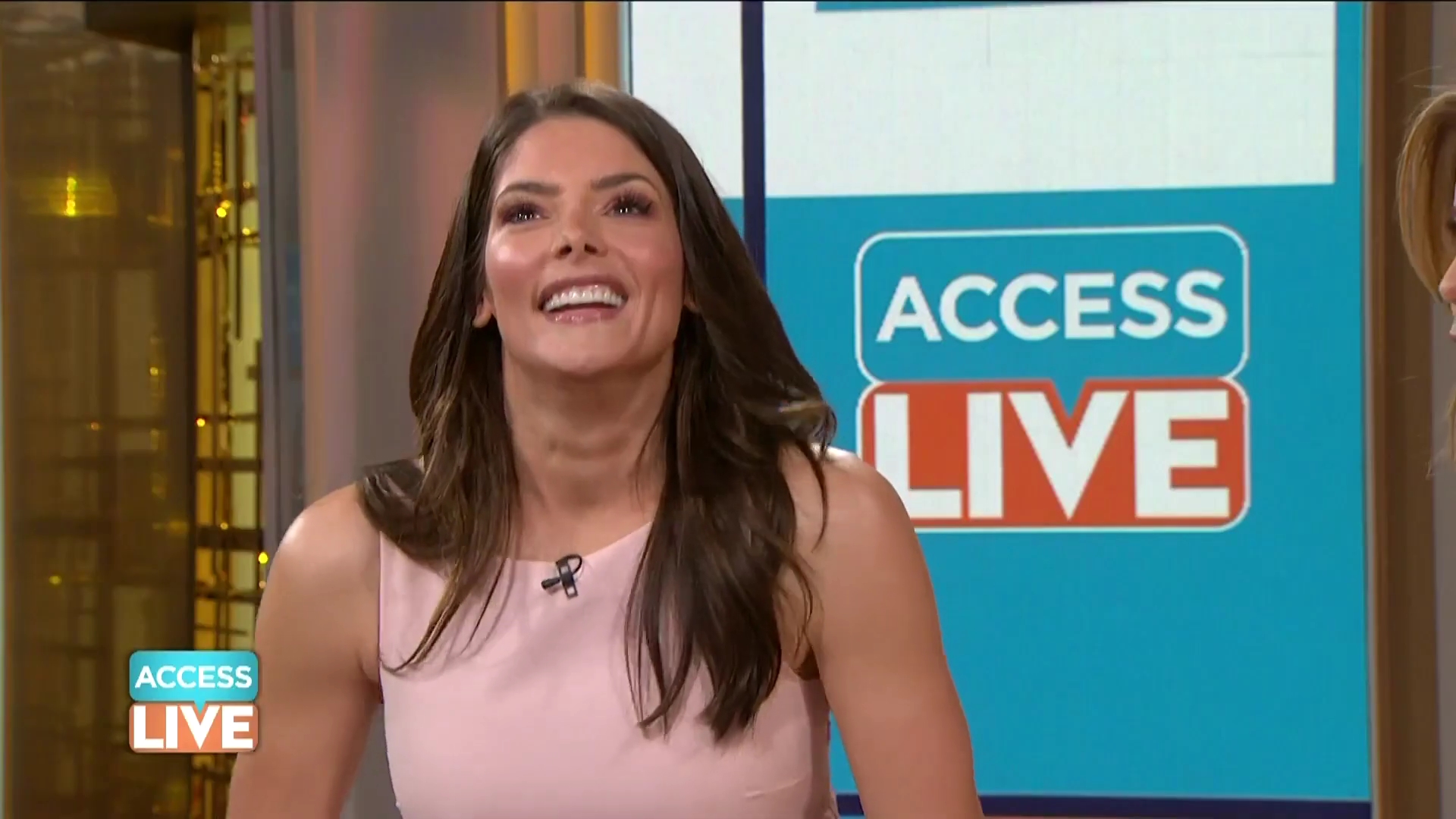 Ashley-Greene-dot-nl_2019AccesHollywood0108.jpg