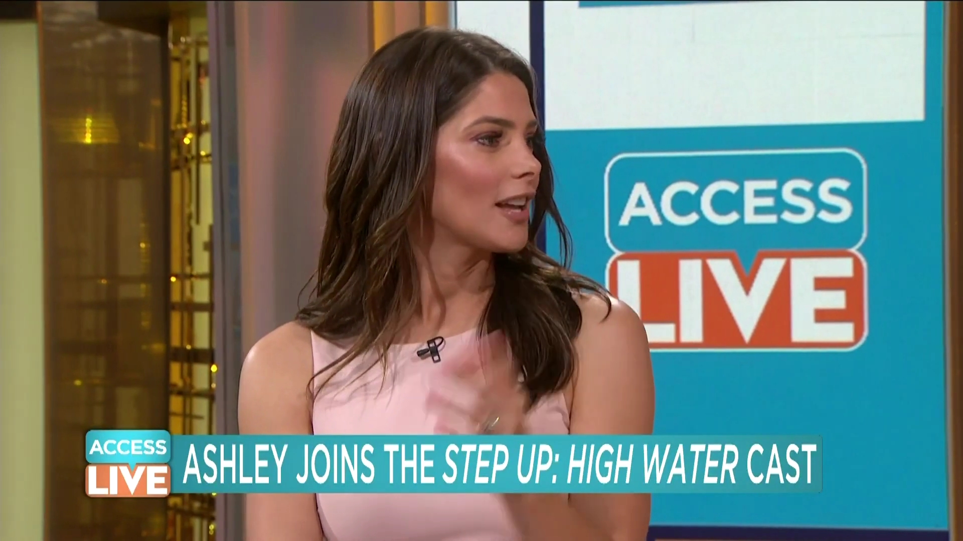 Ashley-Greene-dot-nl_2019AccesHollywood0121.jpg