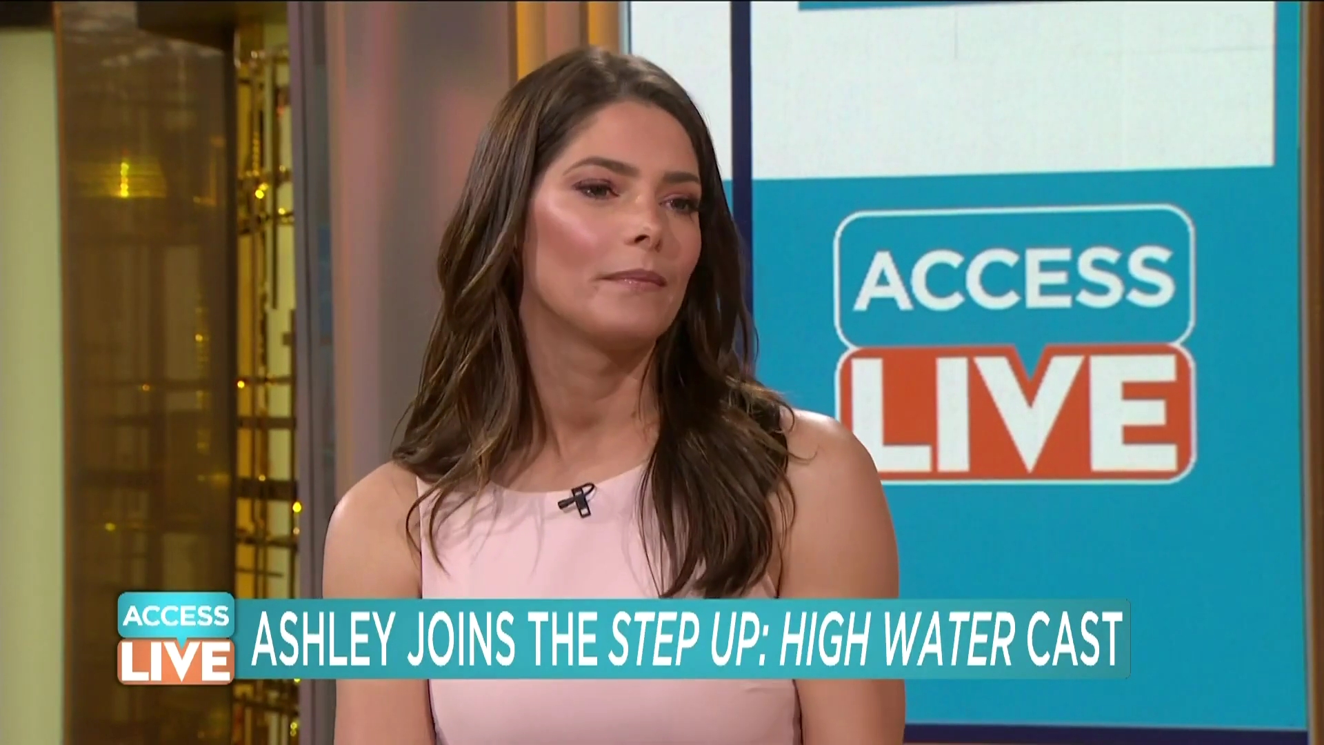 Ashley-Greene-dot-nl_2019AccesHollywood0133.jpg