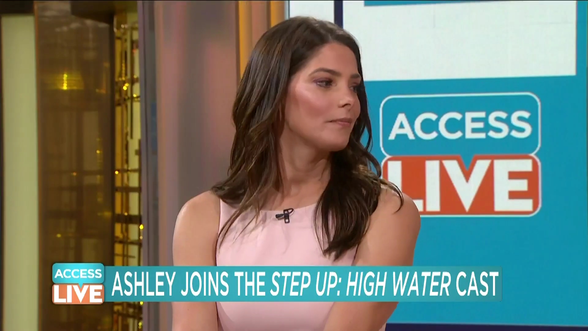 Ashley-Greene-dot-nl_2019AccesHollywood0178.jpg