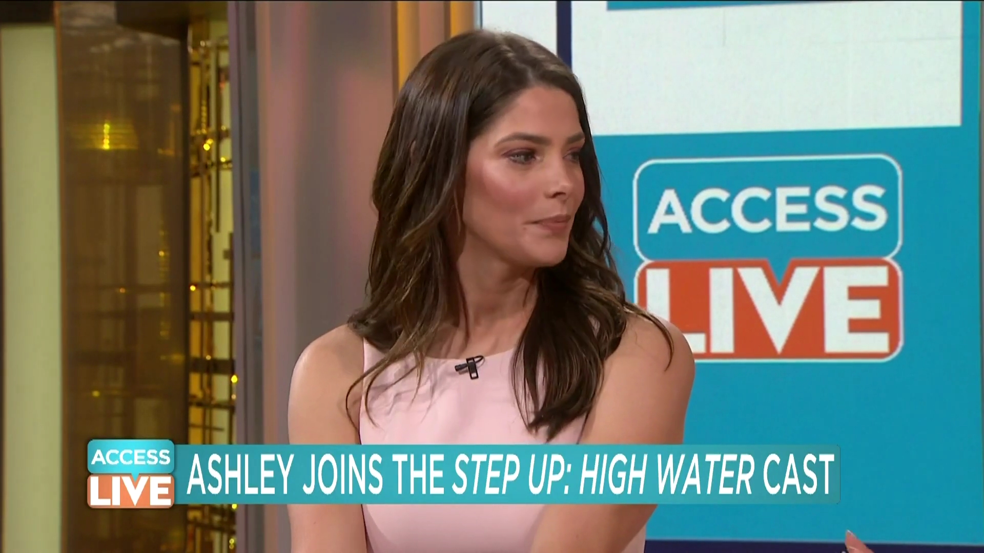Ashley-Greene-dot-nl_2019AccesHollywood0188.jpg