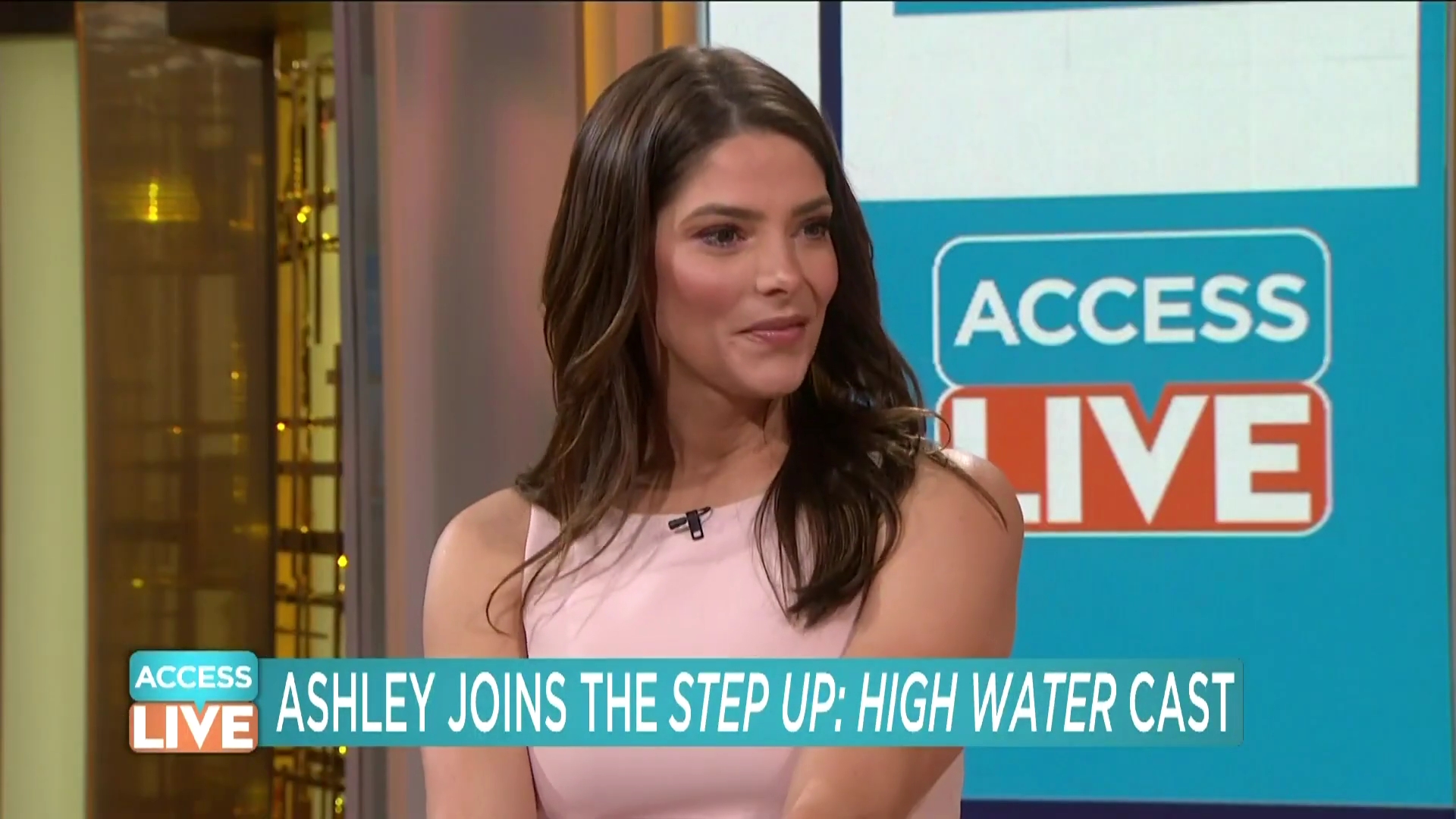 Ashley-Greene-dot-nl_2019AccesHollywood0202.jpg