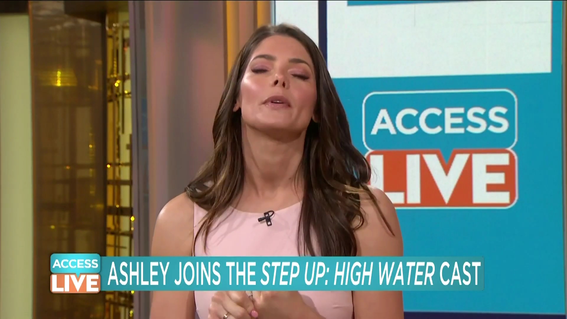 Ashley-Greene-dot-nl_2019AccesHollywood0223.jpg
