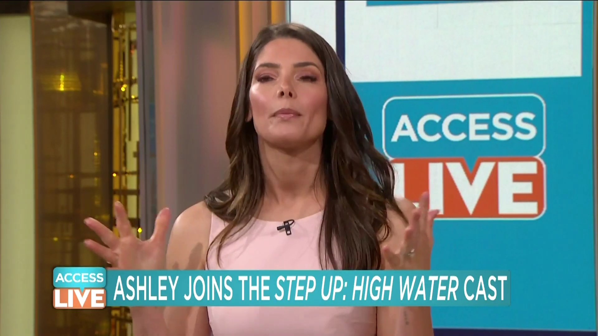 Ashley-Greene-dot-nl_2019AccesHollywood0224.jpg