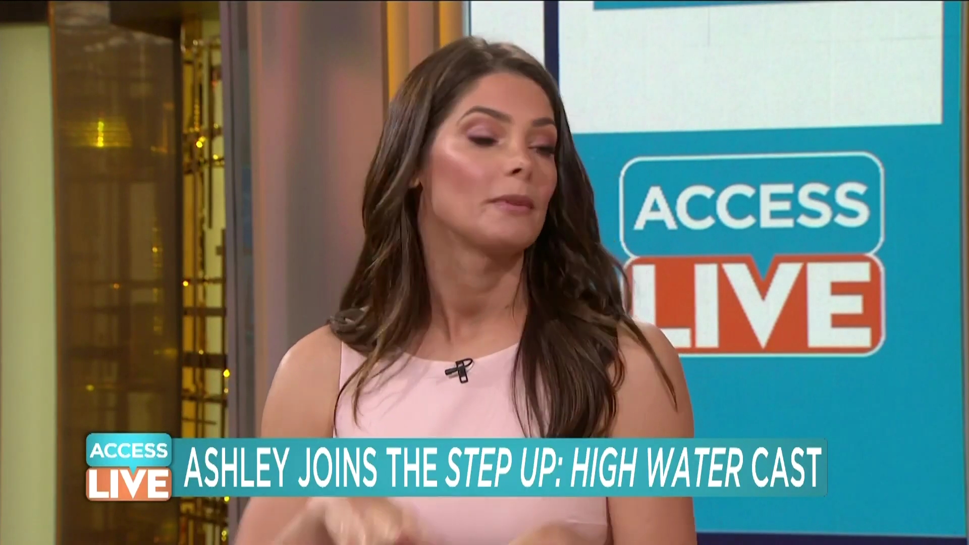 Ashley-Greene-dot-nl_2019AccesHollywood0227.jpg