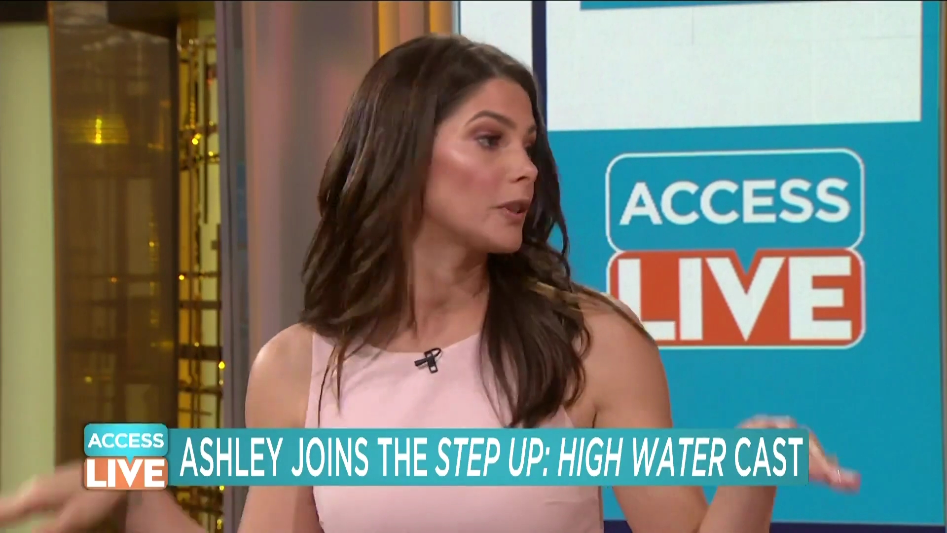 Ashley-Greene-dot-nl_2019AccesHollywood0228.jpg