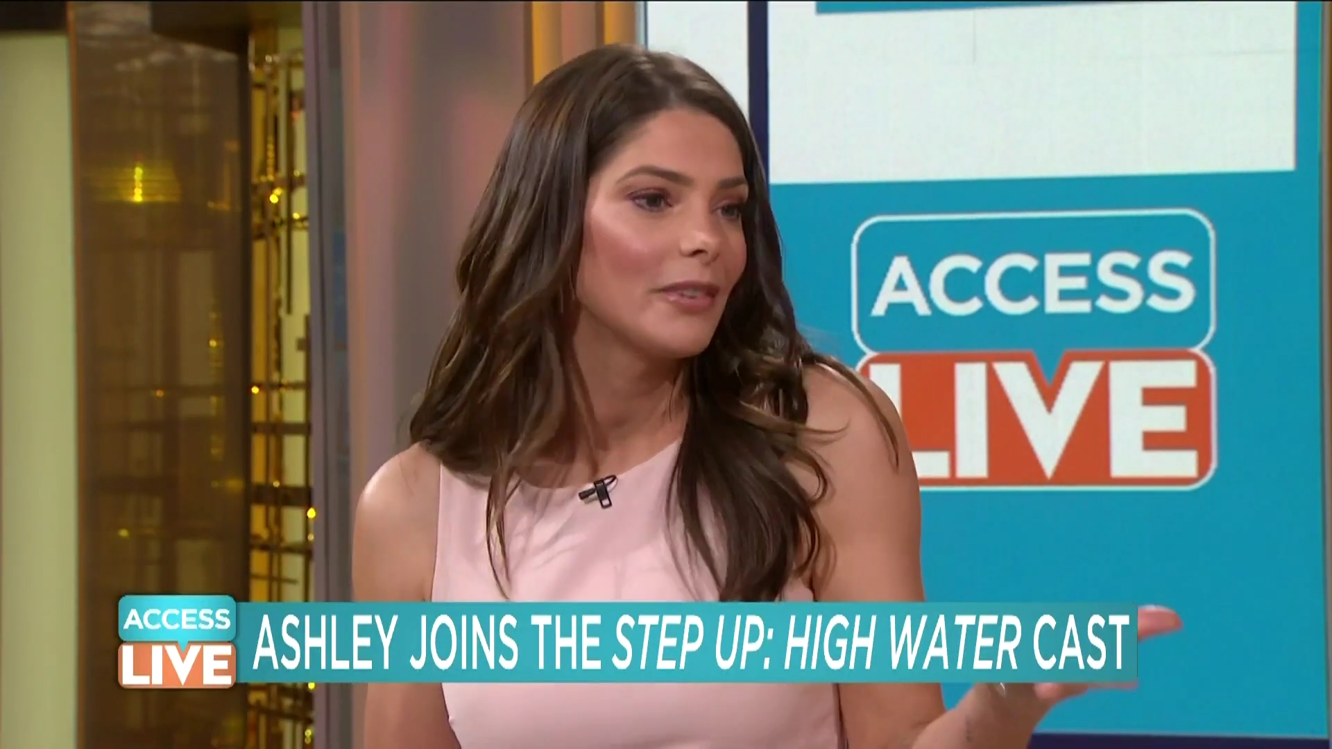Ashley-Greene-dot-nl_2019AccesHollywood0231.jpg