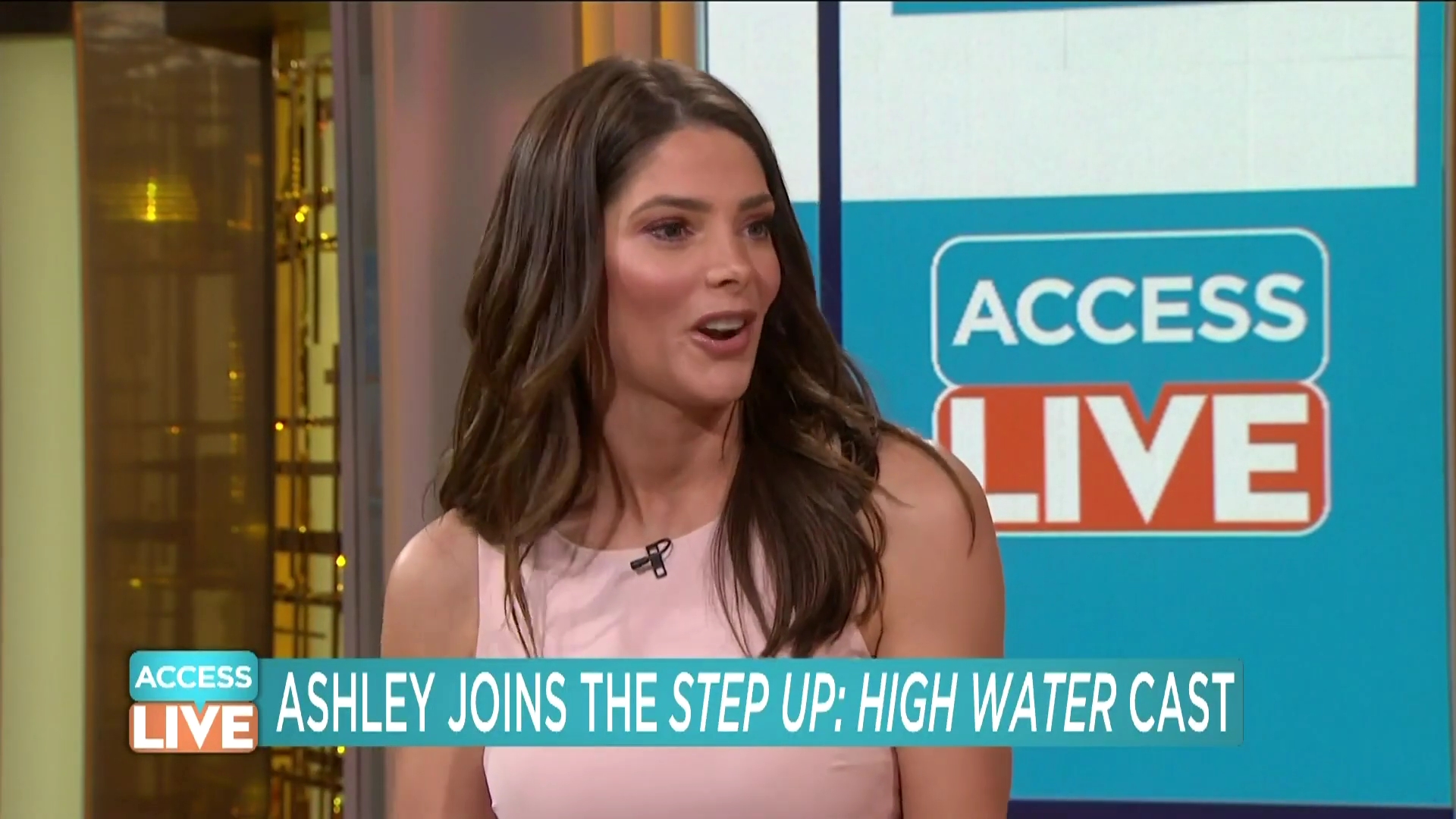 Ashley-Greene-dot-nl_2019AccesHollywood0233.jpg