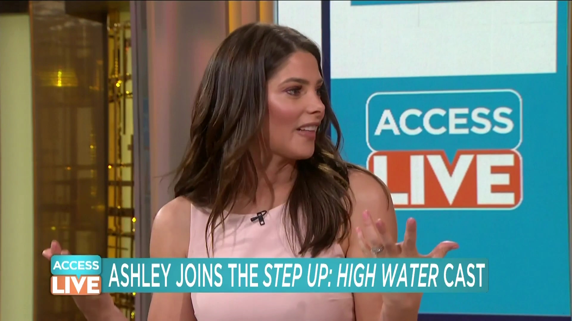 Ashley-Greene-dot-nl_2019AccesHollywood0235.jpg
