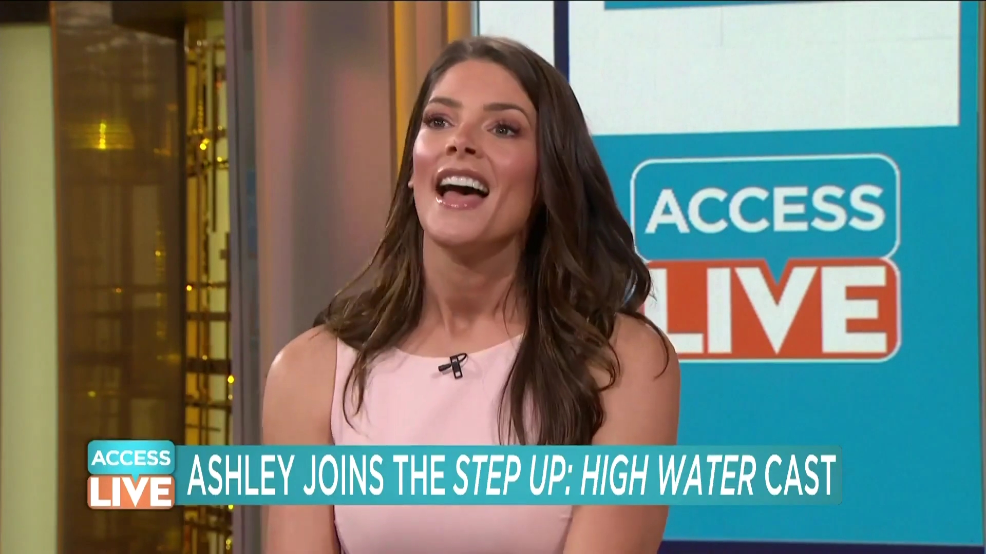 Ashley-Greene-dot-nl_2019AccesHollywood0236.jpg