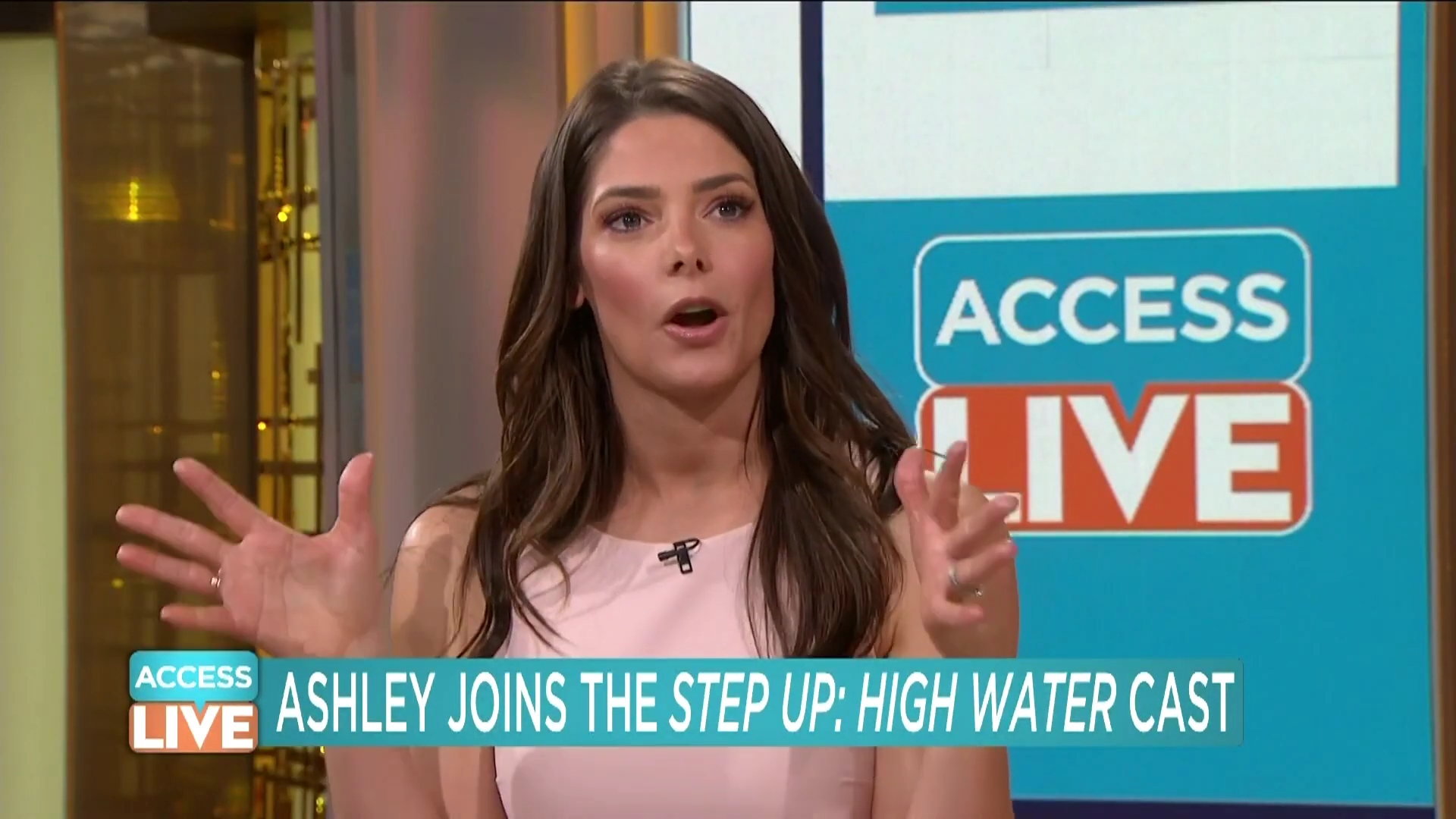Ashley-Greene-dot-nl_2019AccesHollywood0272.jpg