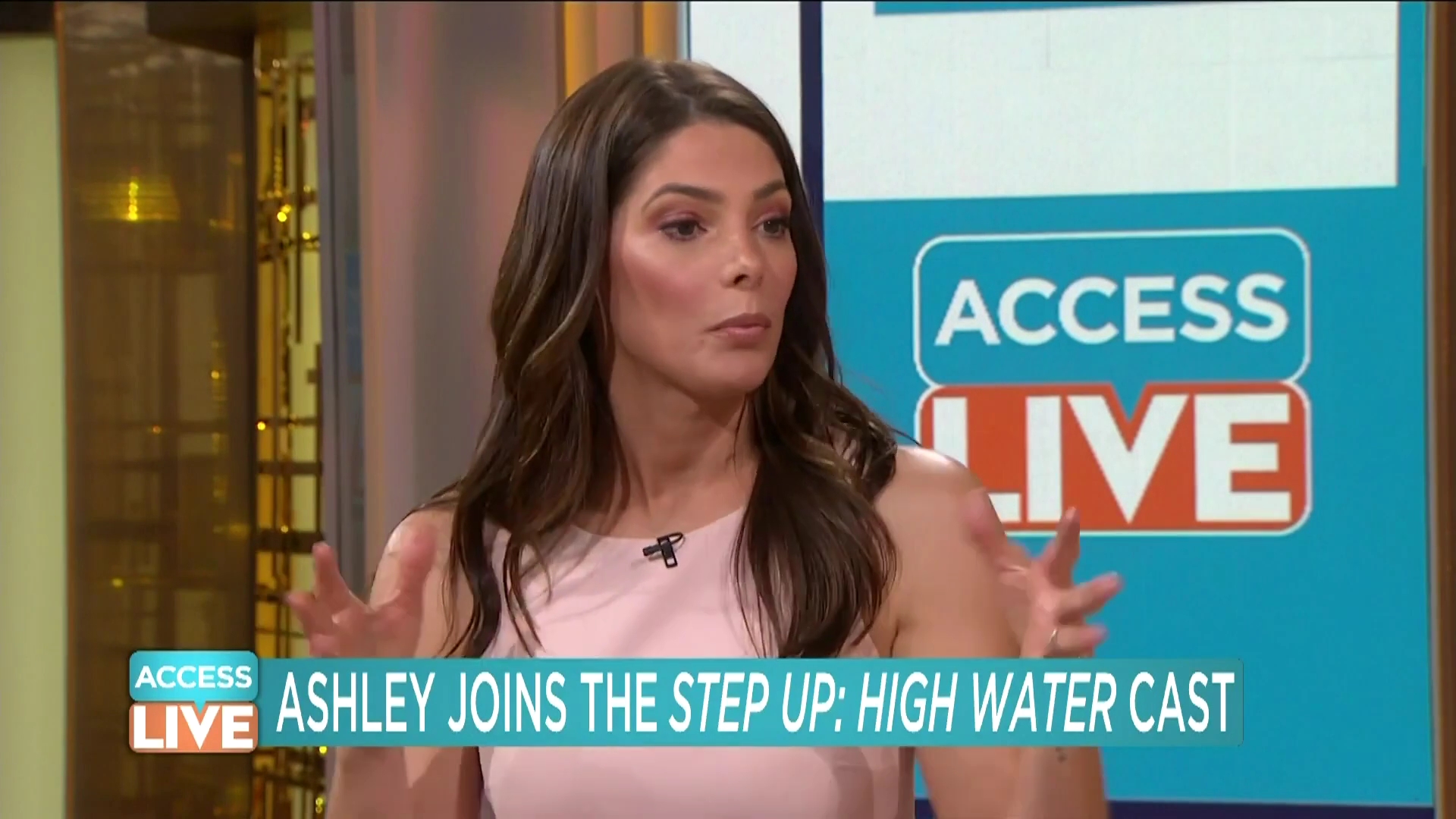 Ashley-Greene-dot-nl_2019AccesHollywood0273.jpg