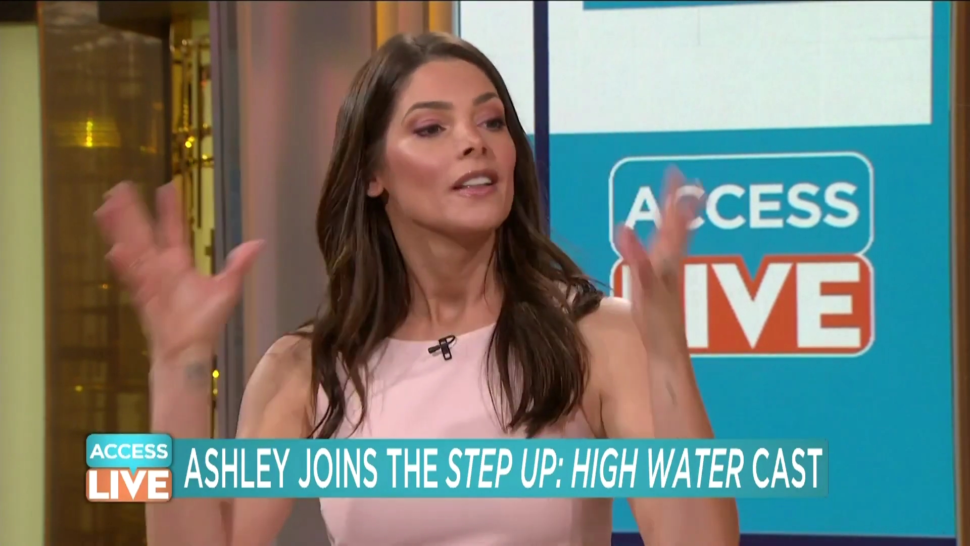 Ashley-Greene-dot-nl_2019AccesHollywood0275.jpg